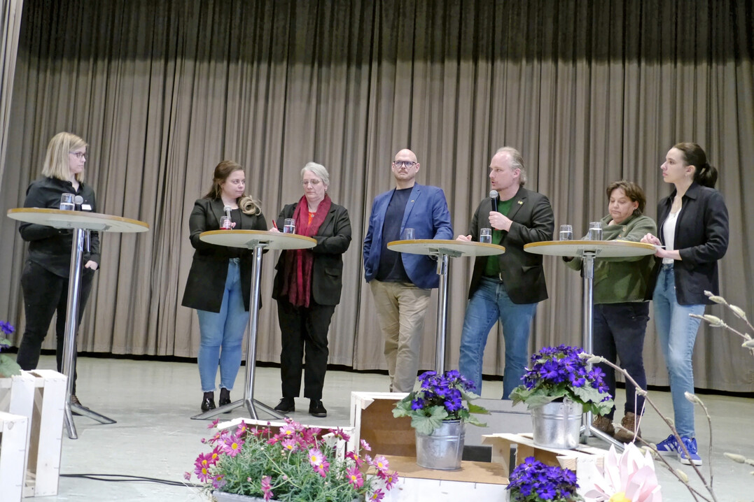 Jutta Zeisset (l.) moderierte die Runde (v. l.): Stefanie Wernet (CDU), Martina Fuhrmann (SPD), Matthias Mand (FDP), R�diger Tonojan (Gr�ne), Michaela Rotermund-Kaplan (Linke), Christina Hesse (FW).