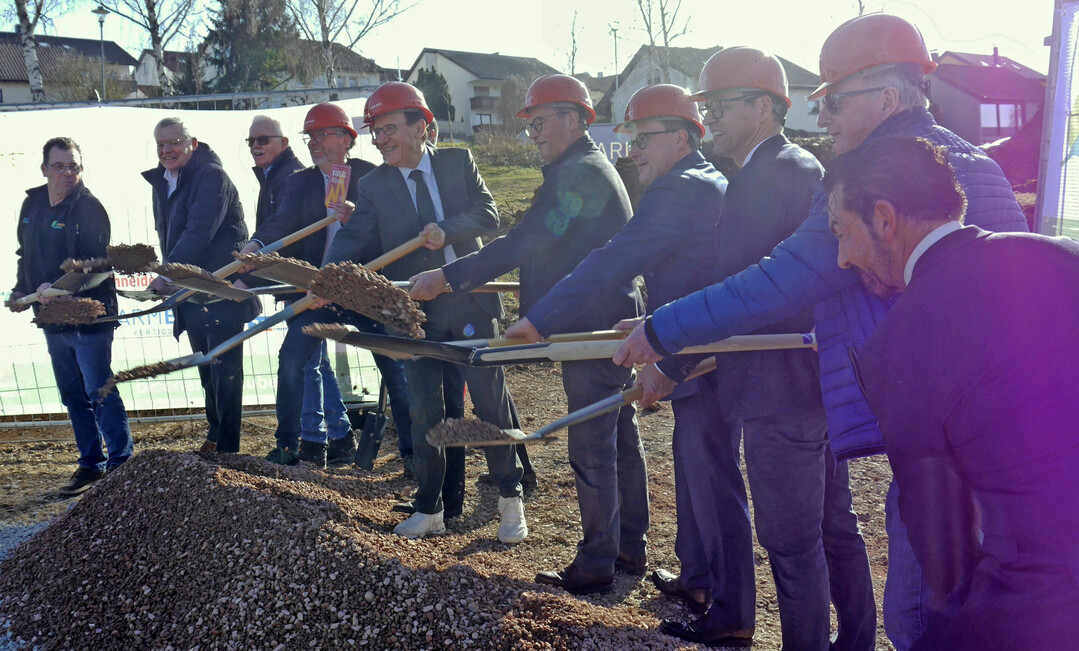 Spatenstich in Weikersheim: Minister Peter Hauk (5. v. r.), Landtagsvizepräsident Wolfgang Reinhard (6. v. r.), Landrat Christoph Schauder (4. v. r.) und Thomas Karle, Präsident des Biogasfachverbandes (3. v. r.), gaben zusammen mit weiteren maßgeblichen Unterstützern des Projektes das Startzeichen zum Bau des strom- und wärmegeführten Speicherkraftwerks.