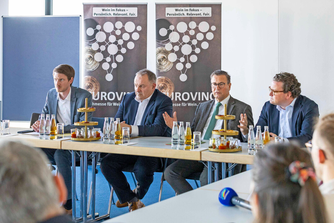 Pressekonferenz auf der Eurovino Karlsruhe: Peter Hauk MdL,�Minister f�r Ern�hrung, L�ndlichen Raum und Verbraucherschutz Baden-W�rttemberg, stellt gemeinsam mit Dietrich Rembold, Pr�sident des Weinbauverbands W�rttemberg, und Holger Klein, Gesch�ftsf�hrer des Badischen Weinbauverbands, ein neues F�rderprojekt f�r den Weinbau vor.