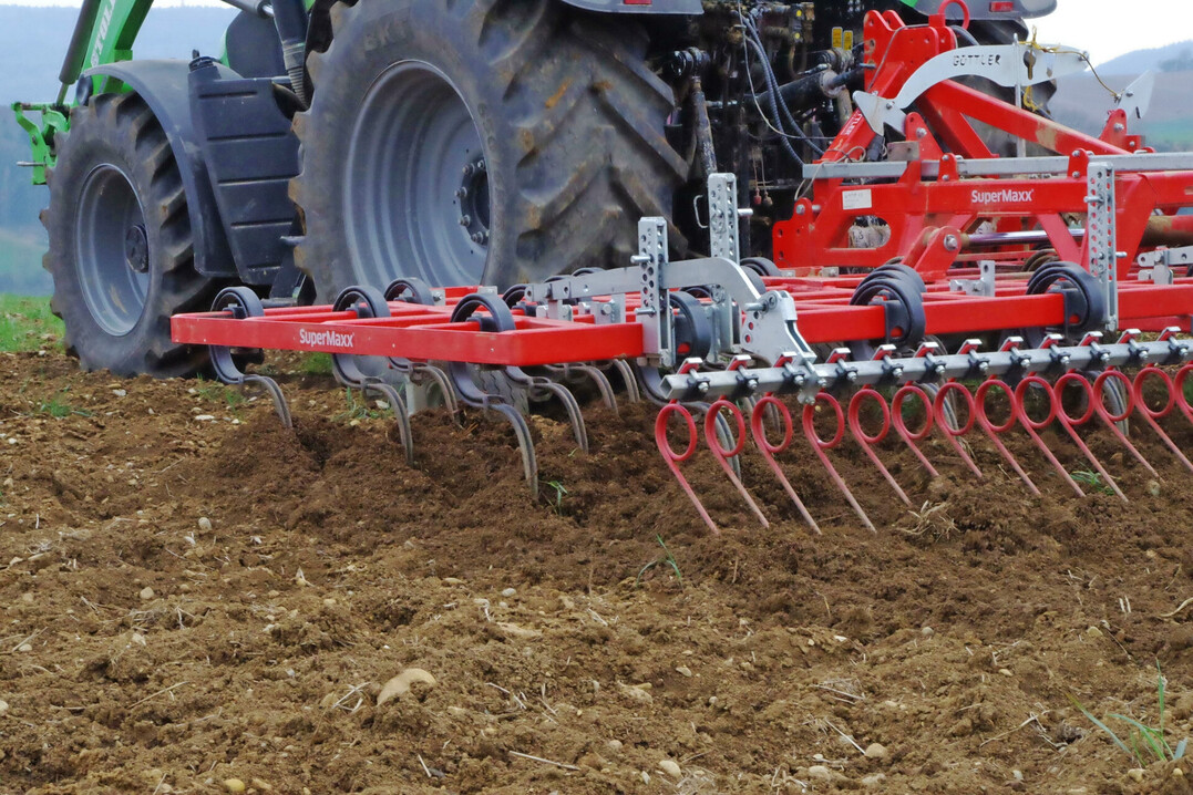 Extrem flache Bodenbearbeitung (bis zu viermal vor der Saat) im �falschen Saatbett� l�sst Unkr�uter keimen und dann vertrocknen.