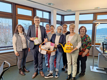 Die Landfrauen �berreichten Martin Kistler einen bunt gef�llten Korb an Forderungen.