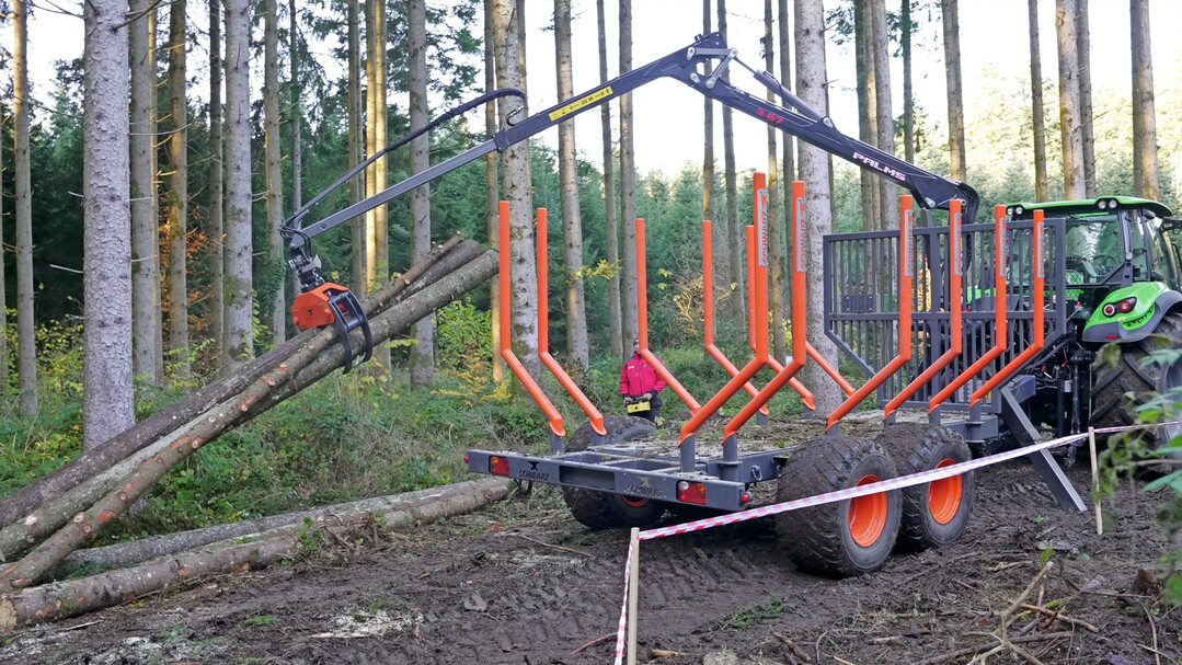 Den R�ckewagen von Schwarz gibt es mit verschiedenen Kranaufbauten.