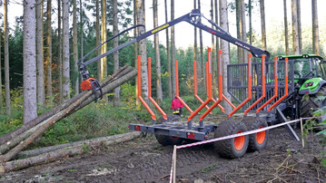 Den R�ckewagen von Schwarz gibt es mit verschiedenen Kranaufbauten.