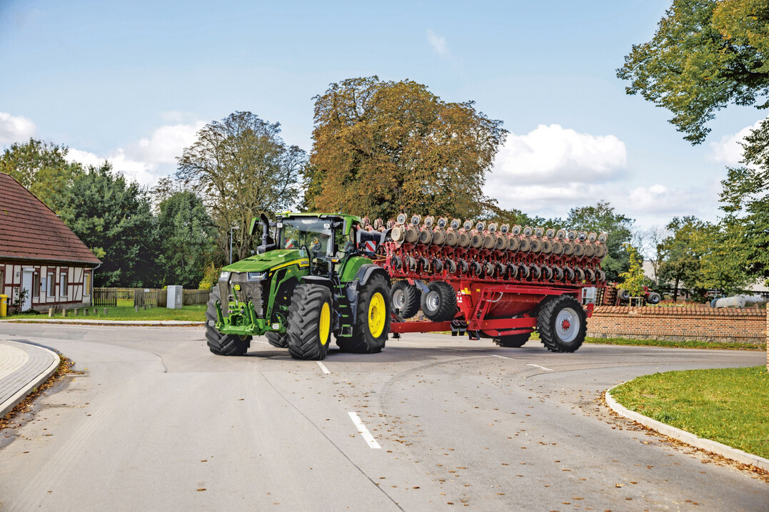 Mit bis zu 634 PS hat John Deere den st�rksten Standardtraktor der Welt.
