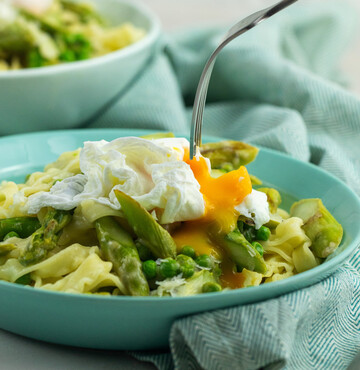 Fettuccine mit gr�nem Spargel und pochiertem Ei