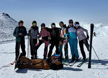 Toller Ausblick und gute Gesellschaft mit dem BBL im Skigebiet Parsenn in Davos. 
