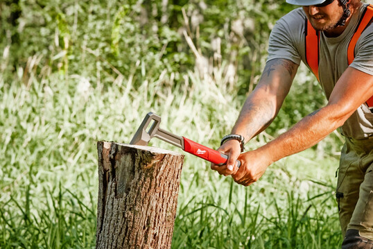 Der Fiberglasstiel der neuen �xte ist stahlverst�rkt.