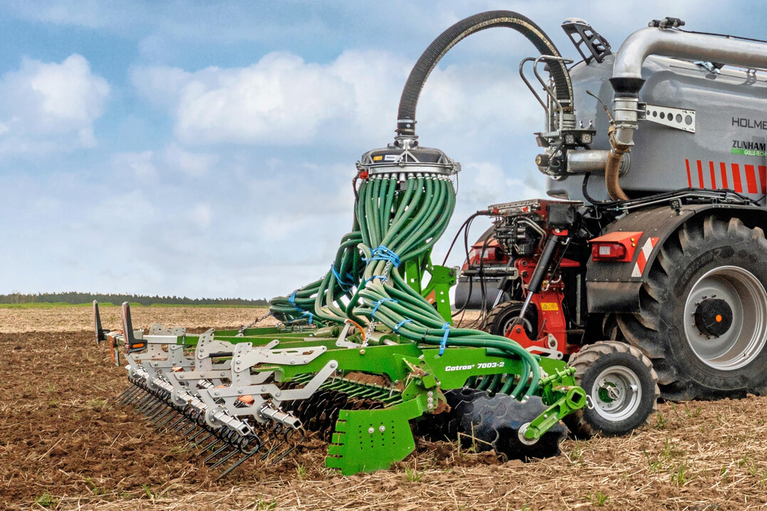 Die Kurzscheibenegge Catros gibt es nun auch ab Werk mit einem G�lleverteiler.