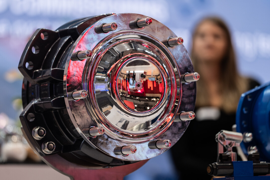 Die Agritechnica 2023 ist erfolgreich gestartet. In 27 Hallen haben Besucher die Möglichkeit, mit modernster Landtechnik in Kontakt zu kommen, Mähdrescher zu bestaunen, Traktoren Probe zu sitzen und Fanartikel zu kaufen.