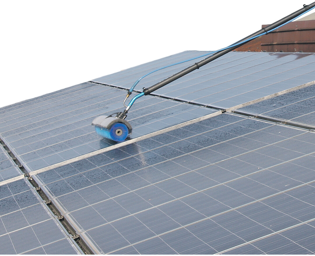 Die Sicherung wird am Gest�nge der Fotovoltaikanlage festgemacht.