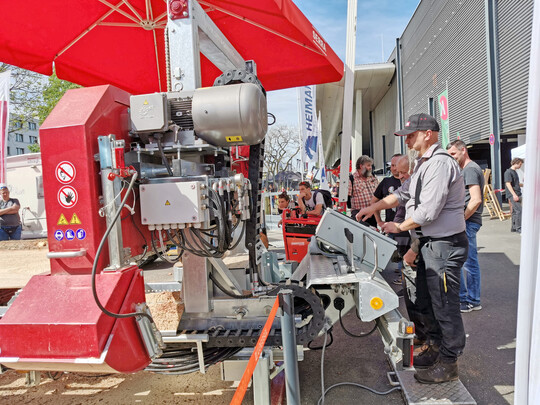 Die Forst live-Messe zeigt�� wie kaum eine andere Veranstaltung dieser Art�� die gesamte Bandbreite moderner Forsttechnik und Dienstleistungen. Das Spektrum ist vielf�ltig und reicht von Forstmaschinen, mobilen S�gewerken, Werkstatt- und Forstausr�stung bis hin zur Landschaftspflege und vielem mehr.