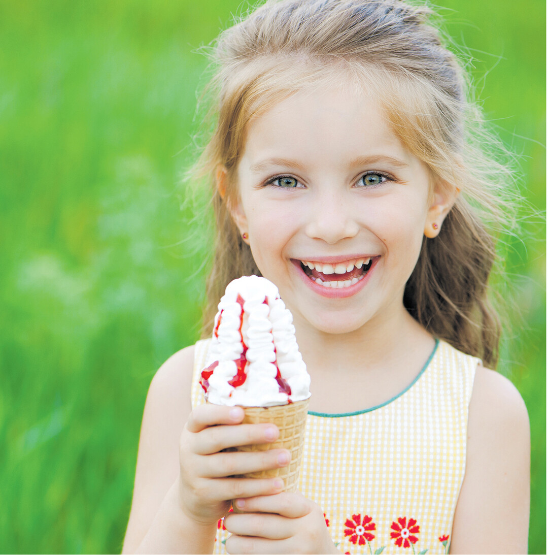 Goldgelbes Vanilleeis gespickt mit schockgefrorener Sahne, jeder Menge feiner Erdbeerso�e und wei�en Schokoraspeln on top � auf den Genuss von Spaghetti-Eis freuen sich jedes Jahr Kinder und Erwachsene gleicherma�en. 1969 kam Dario Fontanella die Idee f�r den kulinarischen Sommerhit. Allerdings nicht in Italien � wie der Name vermuten l�sst � sondern in Mannheim und ganz landestypisch mit Sp�tzlepresse. Ach, die Baden-W�rttemberger k�nnen halt doch alles und dazu noch Spaghetti-Eis!