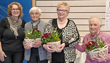 Vorsitzende Daniela Kech-Reichhart zeichnete Helga Feser, Ursula Kramer und Rosa Scherzinger als Gr�ndungsmitglieder aus (v. l.).