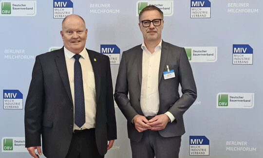 Schulterschluss: DBV-Milchpr�sident Karsten Schmal (l.) und der MIV-Vorsitzende Detlef Latka wollen die deutsche Milchwirtschaft gemeinsam st�rken. 
