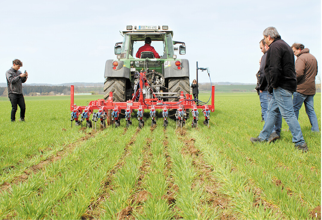 Das Hackger�t im Einsatz beim Feldtag mit anschlie�ender Ergebniskontrolle.