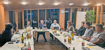 Die Winzerinnen und Winzer des AK Weinbau hatten viele Fragen an Konrad Rühl (am Kopfende des Tisches in der Mitte).