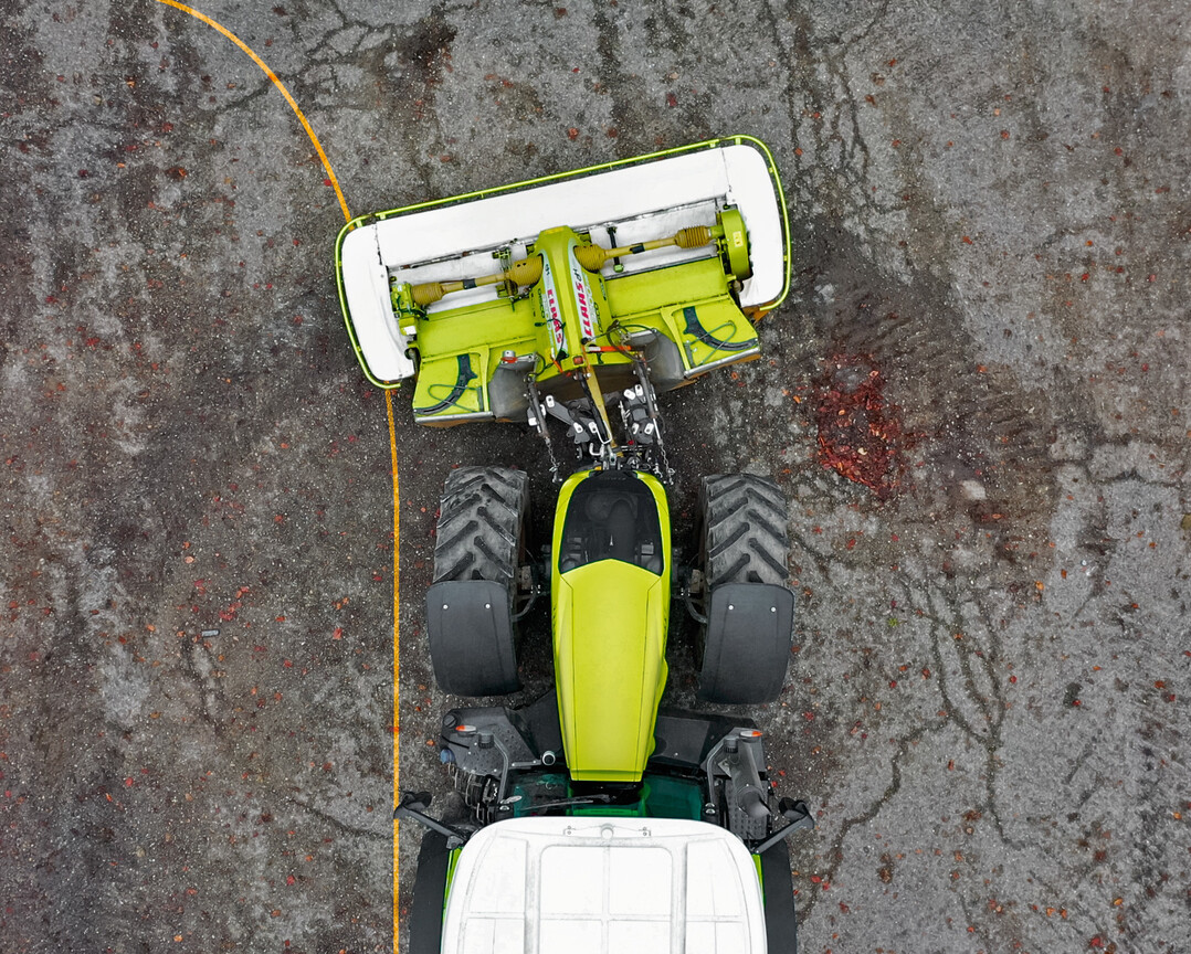 Die hydraulisch schwenkbaren Unterlenker erm�glichen ein seitliches Versetzen des Frontm�hwerks um 30 cm nach links wie nach rechts.