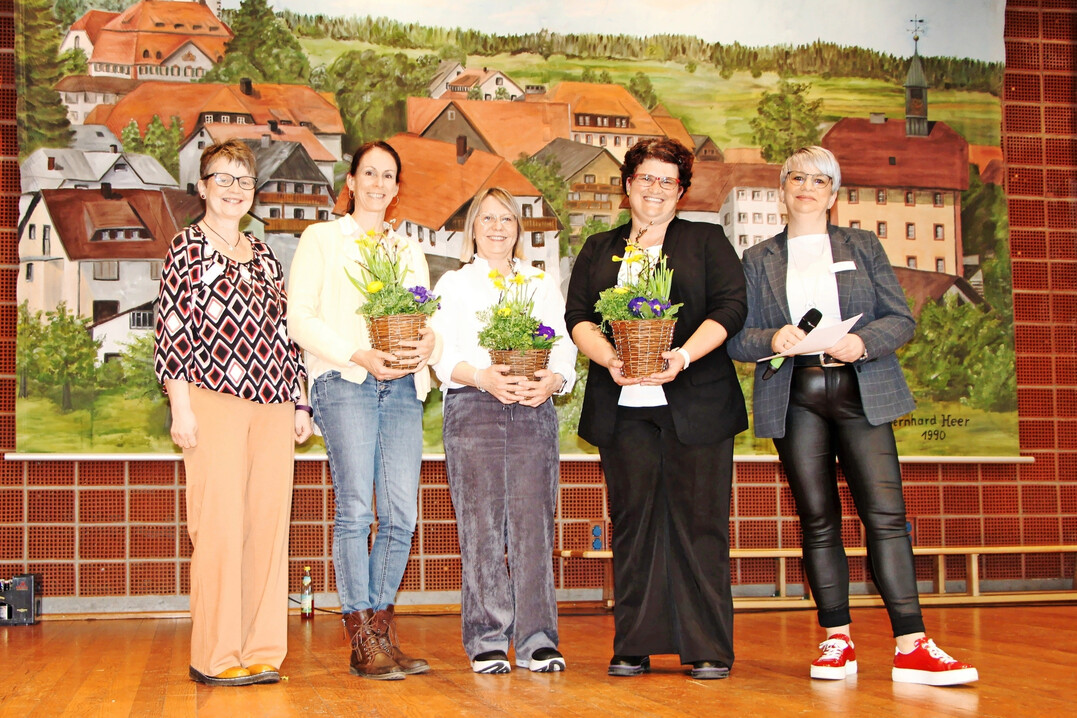 Karin Bartmann (l.) und Vorsitzende Alexandra Hainke (r.) verabschiedeten Linda Burger, Waltraud Malzacher-L�ber und Petra Isele (v. l.). 