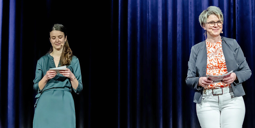 Die Kreisvorsitzenden Sabine Scherb (l.) und Claudia Grab-Kroll f�hrten durch den Kreislandfrauentag.