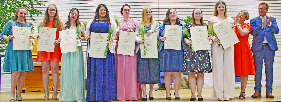 Die Hauswirtschaftlichen Betriebsleiterinnen mit ihren Urkunden, die ihnen von Minister Peter Hauk (r.) zusammen mit der Vizepr�sidentin des Deutschen Hauswirtschaftsrats, Ursula Schukraft (2. v. r.) �berreicht wurden.