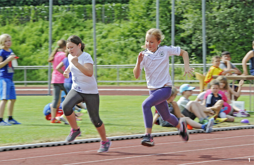 Bei den Bundesjugendspielen treten Schulkinder gegeneinander im Leichtathletik an.