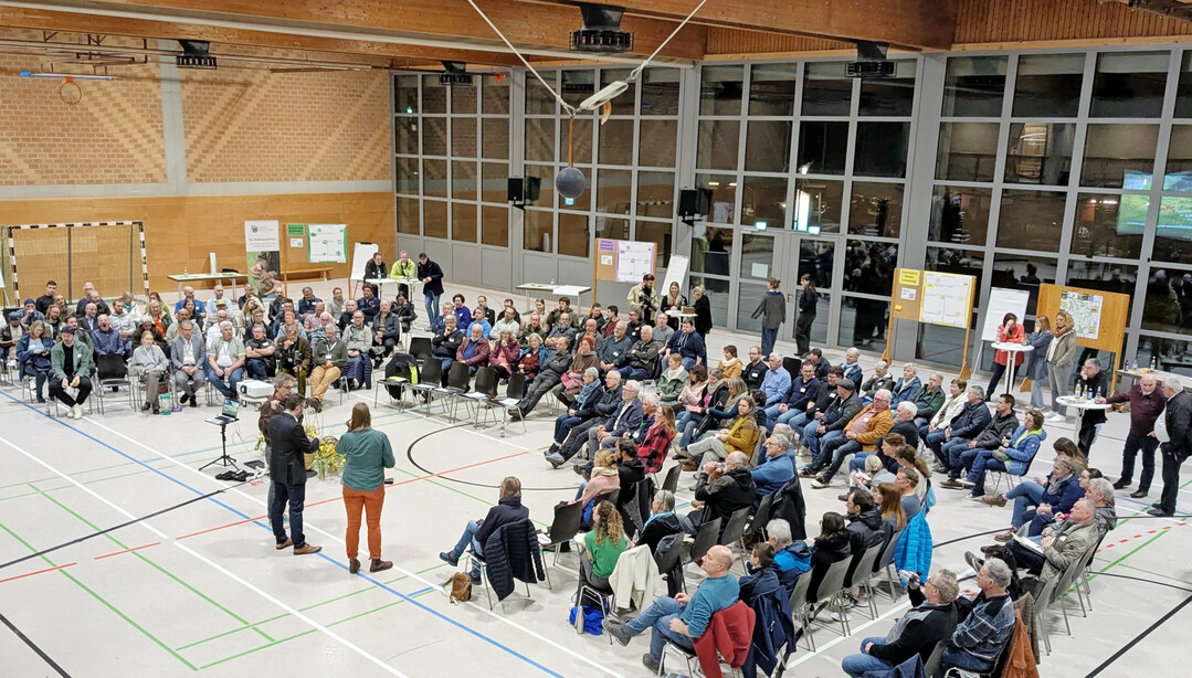 Die Veranstaltung richtete sich in erster Linie an Landbesitzerinnen und Landbesitzer, es waren aber auch andere Bürger der Gemeinde dabei.