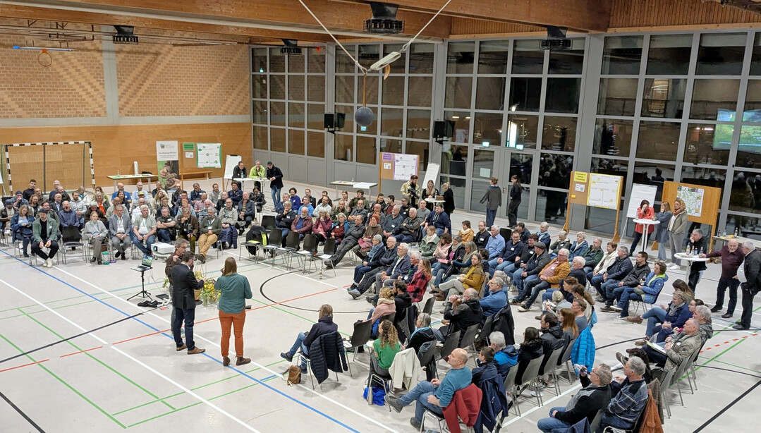 Die Veranstaltung richtete sich in erster Linie an Landbesitzerinnen und Landbesitzer, es waren aber auch andere B�rger der Gemeinde dabei. 