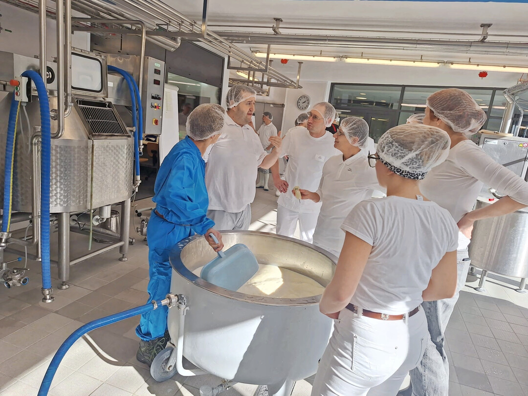 K�sen will gelernt sein: Ausbilder Magnus Meinert erkl�rt einer Gruppe, wie Milch zu gutem K�se verarbeitet wird. 