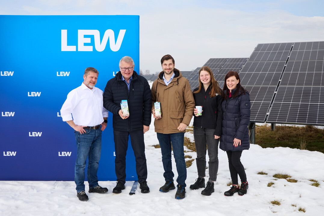 Vor der Photovoltaikanlage in Bobingen (v. l.): Alexander Seebach, LEW-Leiter Vertrieb Individual, Martin Boschet, Hohenloher Molkerei � gesch�ftsf�hrender Vorstand, Philipp Deigner, Hohenloher Molkerei - stellvertretender Betriebsleiter und Energiebeauftragter, Anne Rottler, Hohenloher Molkerei, Nachhaltigkeit und Vertriebsinnendienst und Sabine Schimpf, LEW-Sales Engineer.