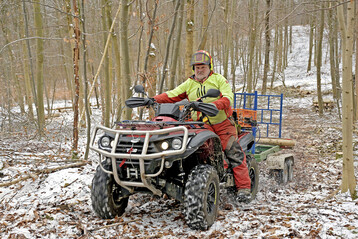 Bew�hrter Helfer: Selbstwerber Dieter Burhenne setzt auf sein Quad bei der Brennholzwerbung.