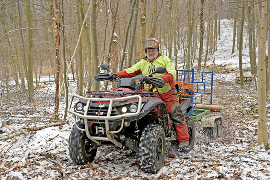 Bew�hrter Helfer: Selbstwerber Dieter Burhenne setzt auf sein Quad bei der Brennholzwerbung.