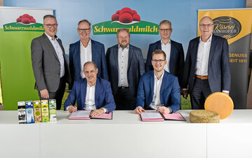 Freuen sich auf eine gute gemeinsame Zukunft: V.l.n.r. stehend: Jens M�ller, Gesch�ftsleiter Vertrieb/Marketing Schwarzwaldmilch, Martin Bauhofer, Gesch�ftsleiter Bauhofer, Markus Kaiser, Aufsichtsratsvorsitzender Schwarzwaldmilch, Bj�rn Beckmann, Gesch�ftsleiter Finanzen/Verwaltung Schwarzwaldmilch, Heinz Kaiser, Gesch�ftsleiter Landwirtschaft/Produktion/Logistik Schwarzwaldmilch. V.l.n.r. sitzend: Andreas Schneider, Gesch�ftsf�hrer Schwarzwaldmilch, Michael Bauhofer, Gesch�ftsleiter Bauhofer.