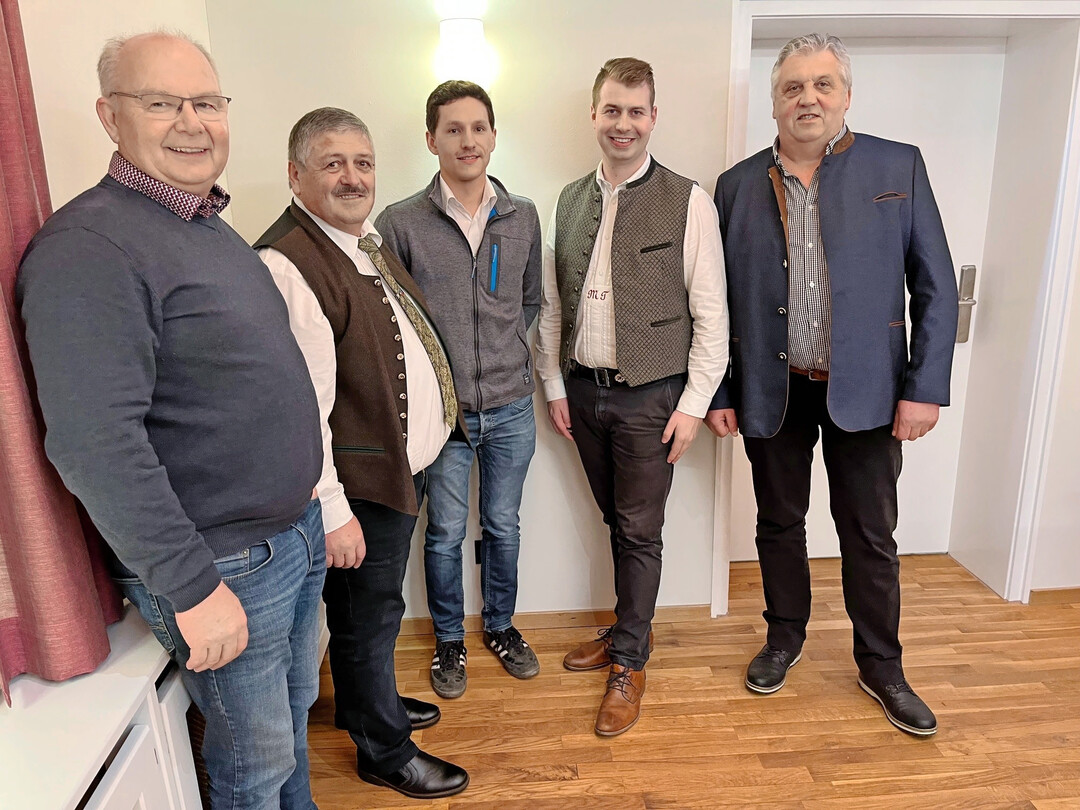 Gute Stimmung bei den Vermarktern von Rindern aus dem Allg�u, hier im Bild mit (v. l.) Edgar G�rtner, Chefeink�ufer am Vion-Schlachthof in Buchloe; von der EG Allg�u-Oberland Berthold Kirchmaier, Gesch�ftsf�hrer; Andreas Wagner, der Vorsitzende des Vorstands  und Mitarbeiter Marcel Trautwein sowie Josef Grab, Vieheink�ufer am Schlachthof A.F.G. Allg�u Fleisch GmbH in Kempten. 