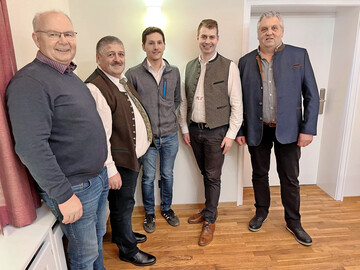 Gute Stimmung bei den Vermarktern von Rindern aus dem Allg�u, hier im Bild mit (v. l.) Edgar G�rtner, Chefeink�ufer am Vion-Schlachthof in Buchloe; von der EG Allg�u-Oberland Berthold Kirchmaier, Gesch�ftsf�hrer; Andreas Wagner, der Vorsitzende des Vorstands und Mitarbeiter Marcel Trautwein sowie Josef Grab, Vieheink�ufer am Schlachthof A.F.G. Allg�u Fleisch GmbH in Kempten. 