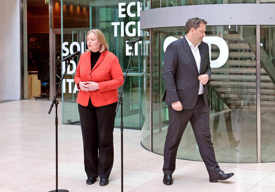 B�rbel Bas und Lars Klingbeil bei einer Pressekonferenz nach der Landtagswahl in Rheinland-Pfalz: Die SPD pr�ft das Mindestlohn-Gutachten � und steht zugleich vor internen Herausforderungen.