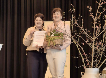 Kreisvorsitzende Pia M�nch (l.) wird von Christa Fuchs, Pr�sidentin im LandFrauenverband W�rttemberg-Hohenzollern, mit der silbernen Biene mit Landeswappen ausgezeichnet. 