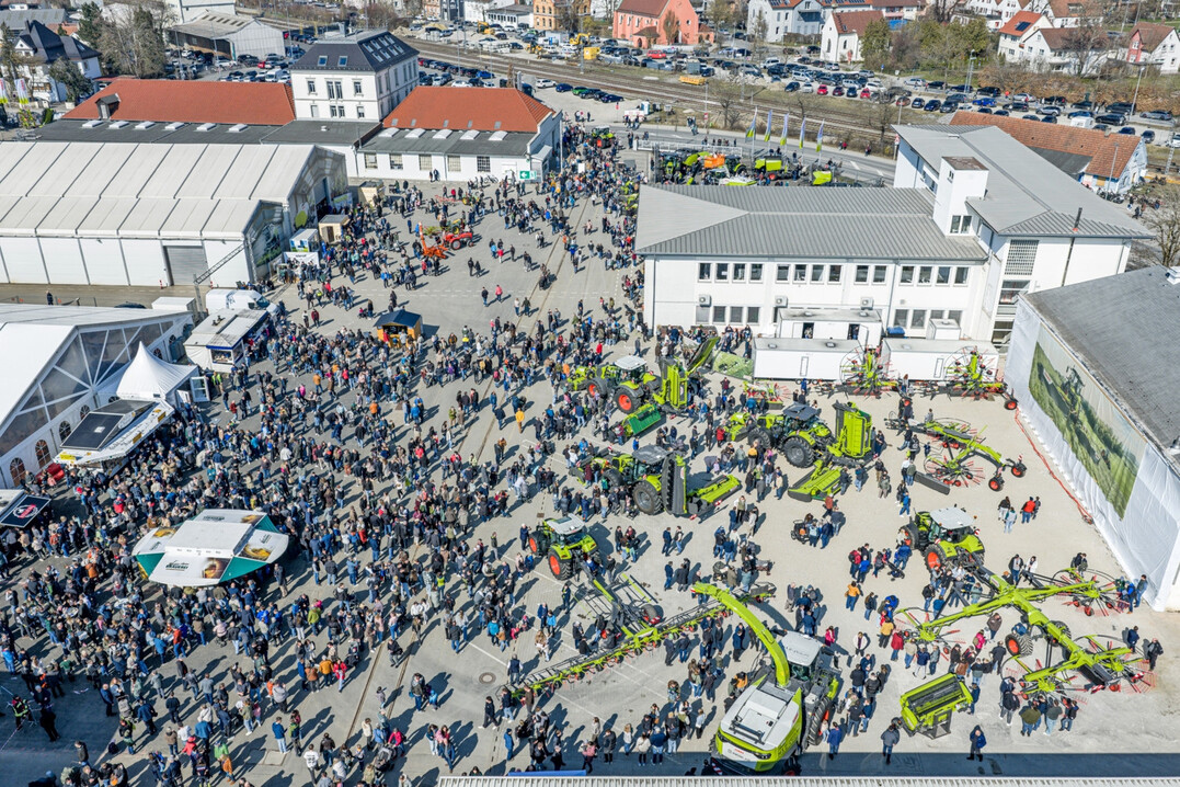 Gro�er Andrang auf dem Werksgel�nde: Am Sonntag, den 22. M�rz 2026, �ffnete Claas am Standort Bad Saulgau seine T�ren f�r die breite �ffentlichkeit. 24.000 Besucher aus Deutschland, �sterreich und der Schweiz folgten der Einladung.