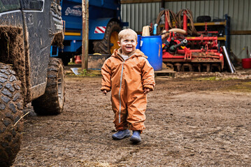 Die wasserfesten Kinderschuhe sind biologisch abbaubar.