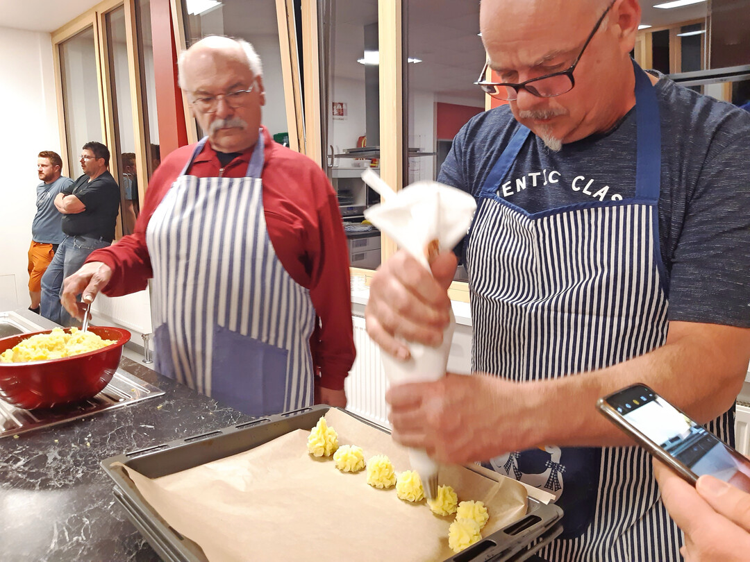 Hier werden die Herzoginkartoffeln gespritzt.