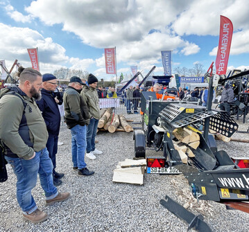 Die Vorf�hrungen des S�ge-Spalt-Automaten Pilkemaster EVO 36 von Besse und Kunz begeisterten. So einfach kann Brennholzspalten sein. 