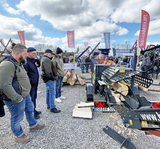 Die Vorf�hrungen des S�ge-Spalt-Automaten Pilkemaster EVO 36 von Besse und Kunz begeisterten. So einfach kann Brennholzspalten sein.  