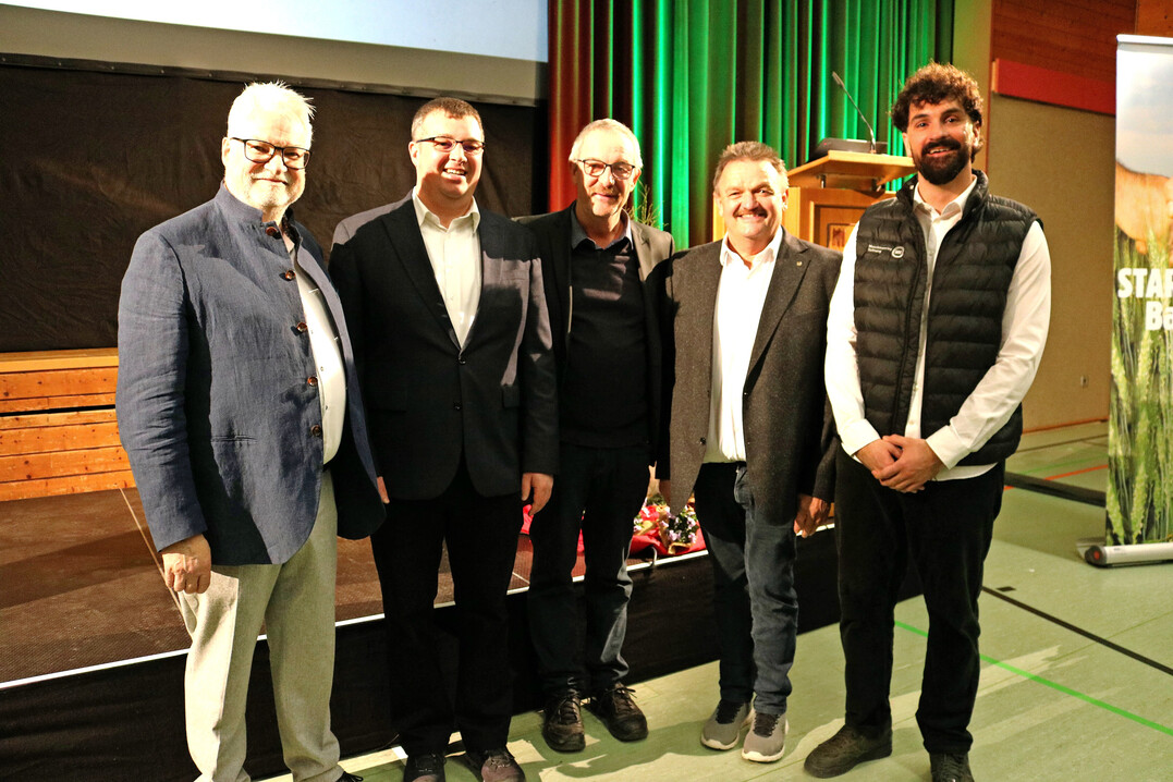 Gute Stimmung auf der Mitgliederversammlung: Der Maschinenring Tettnang wurde 1976 von 330 Landwirten gegr�ndet und ist heute auf 1125 Mitglieder angewachsen. Vorsitzender Hubert Bernhard (2. v. r.) betont, dass der Ring weit mehr als nur gemeinsame Techniknutzung ist und vor allem auf Vertrauen und Gemeinschaft basiert. Das Bild zeigt den neuen MR-Gesch�ftsf�hrer Leander Hengge (r.), Dieter Mainberger (Mitte), Vorsitzender des Kreisbauernverbandes Tettnang, und KBV-Gesch�ftsf�hrer Stefan Loderer. �ber die Schadensabwicklung von Brandsch�den sprach Konrad Hahn (l.). Er ist Schadensmanager und Gesch�ftsf�hrer der Gesellschaft f�r Versicherungspr�fung GVP mit Sitz in W�rzburg.