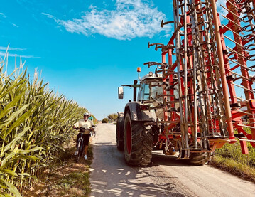 Wenn die Feldarbeiten starten, dann kann es auf den Feldwegen schnell eng werden.