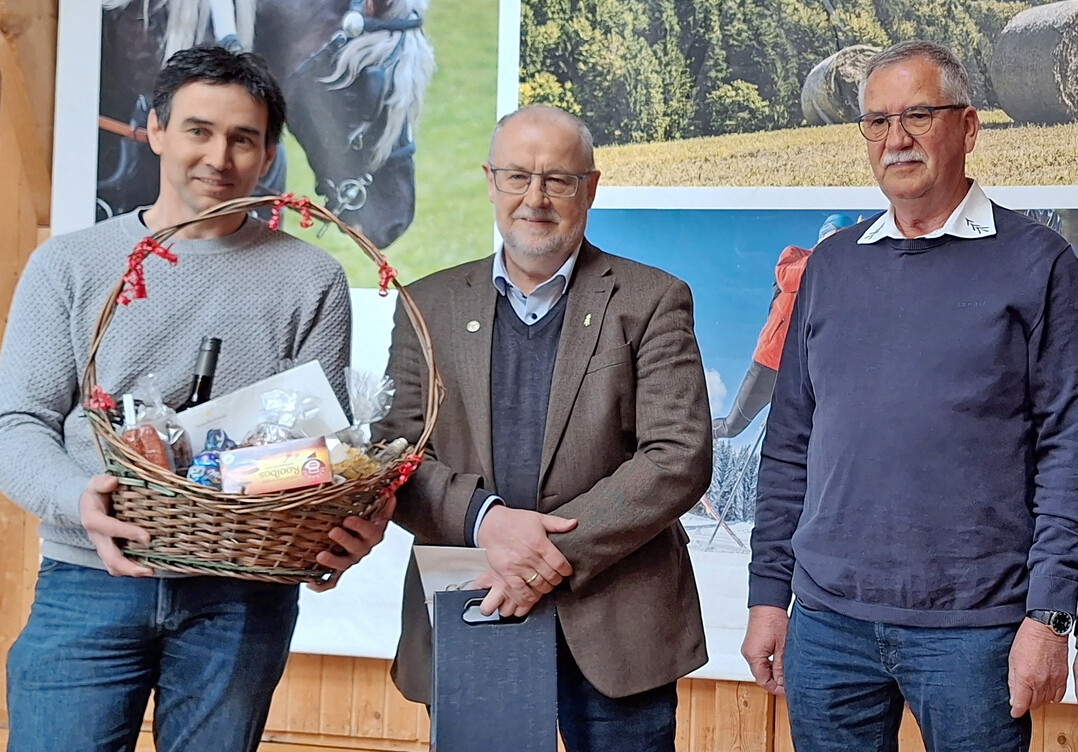 Manfred Weber (Mitte) wurde nach 26 Jahren T�tigkeit als Zuchtleiter verabschiedet von den Vorsitzenden Markus Becherer (links) und Helmut Faller.