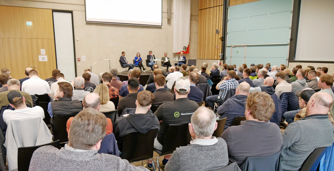 Volles Haus beim Triesdorfer Biogastag: Auf dem Podium diskutierten von links: Dr. Stefan Rauh, Gesch�ftsf�hrer Fachverband Biogas e.V., Lisa Badum (MdB Gr�ne), Moderator Norbert Bleisteiner vom Fachzentrum f�r Energie und Landtechnik, Triesdorf, Hans Koller (MdB CSU), Ely Eibisch, BBV-Vizepr�sident und Anlagenbetreiber.