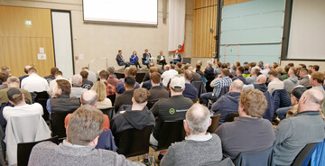 Volles Haus beim Triesdorfer Biogastag: Auf dem Podium diskutierten von links: Dr. Stefan Rauh, Gesch�ftsf�hrer Fachverband Biogas e.V., Lisa Badum (MdB Gr�ne), Moderator Norbert Bleisteiner vom Fachzentrum f�r Energie und Landtechnik, Triesdorf, Hans Koller (MdB CSU), Ely Eibisch, BBV-Vizepr�sident und Anlagenbetreiber.
