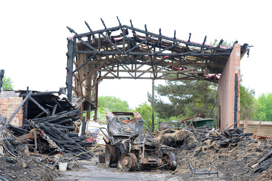 Abgebrannt: Nach einem Brand auf landwirtschaftlichen Betrieben beginnt f�r Versicherungsnehmer oft ein komplexer Kampf um die Entsch�digung. Versicherer setzen Schadensregulierer ein, die Fehler im Kleingedruckten suchen, um Zahlungen zu minimieren.