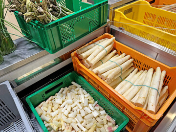 Frischer Spargel in einem Hofladen.