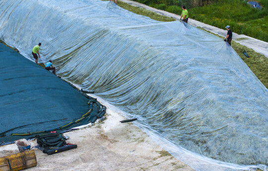 Der rasche und luftdichte Verschluss des Ernteguts ist die Voraussetzung für einen erfolgreichen Silierverlauf und eine gute Futterqualität.