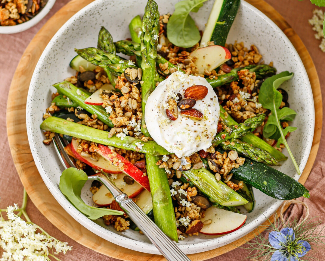 Dieser Salat macht nicht nur an, sondern auch satt. Anstelle von grünem Spargel kann auch Weißer Spargel zum Einsatz kommen, anstelle von Apfelspalten Erdbeeren- seien Sie erfinderisch!